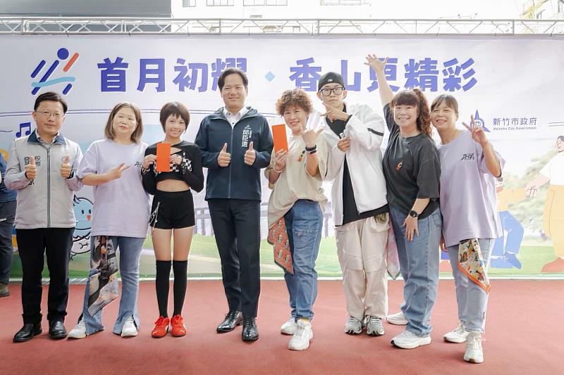 代理市長邱臣遠與表演舞蹈團合影留念。