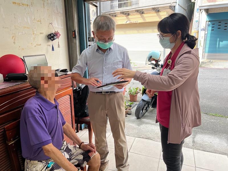 國泰醫院居家治療團隊醫師協助長輩問診。
