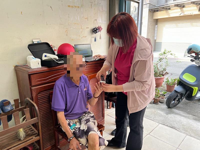 國泰醫院居家治療護理師協助長輩測量血氧。