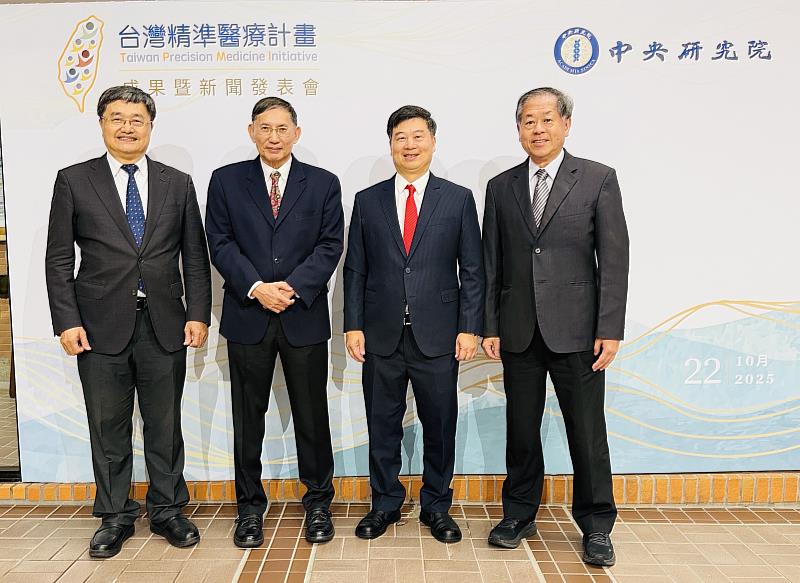 高醫團隊積極參與「台灣精準醫療計畫」 成果榮登《Nature》《Science》等國際頂尖期刊,由左至右為高醫TPMI計畫主持人鐘育志教授、台灣精準醫療計畫顧問陳垣崇院士、創始計畫主持人郭沛恩院士、高雄醫學大學附設中和紀念醫院吳文正教授