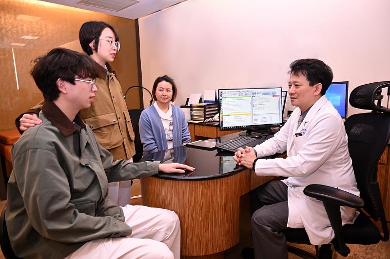 高醫團隊積極參與「台灣精準醫療計畫」，是南台灣規模最大、跨領域最完整的精準醫學研究體系。右1為榮登《Nature》的《Population-specific polygenic risk scores developed for the Han Chinese》資深作者之一的高醫王照元院長