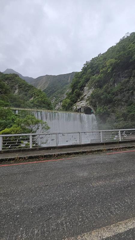 1141023-立霧溪燕子口堰塞湖橋面溢流