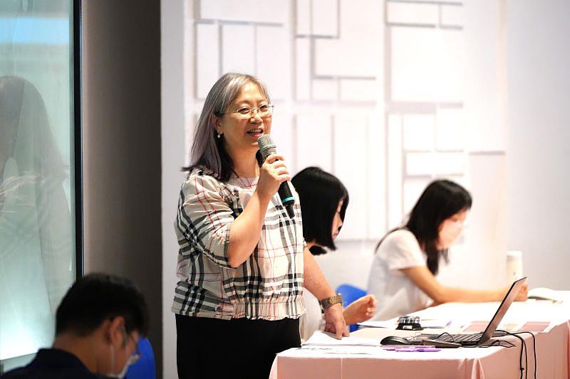 研討會現場。圖為與會學者專心聽講，共同探討AI技術對教學與研究的影響與發展，並促進教師們更熟悉AI工具的應用，以推動新時代的教學創新。