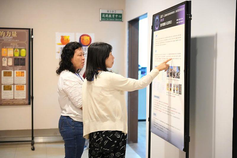 學生海報論文展示區。圖為師生代表在現場交流，共同探討AI數位教學的關鍵成功因素、文化地圖設計等多元主題，充分體現AI融入教育的跨領域趨勢與實務成果。
