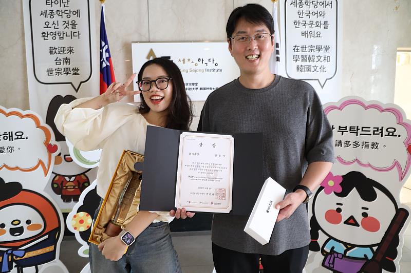 語言中心高濟庚主任(右)頒獎予設計組第二名陳品妤(左)