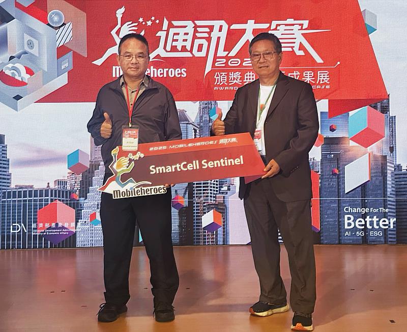 台灣大自主研發結合5G與AI的創新ESG解決方案「網路品質劣化與恢復偵測系統」,挺進經濟部產業發展署主辦「2025 通訊大賽Mobileheroes Global」決賽。右:台灣大採購暨勞安副總經理 洪昌哲、左:台灣大「網路品質劣化與恢復偵測系統」研發同仁 陳佳興