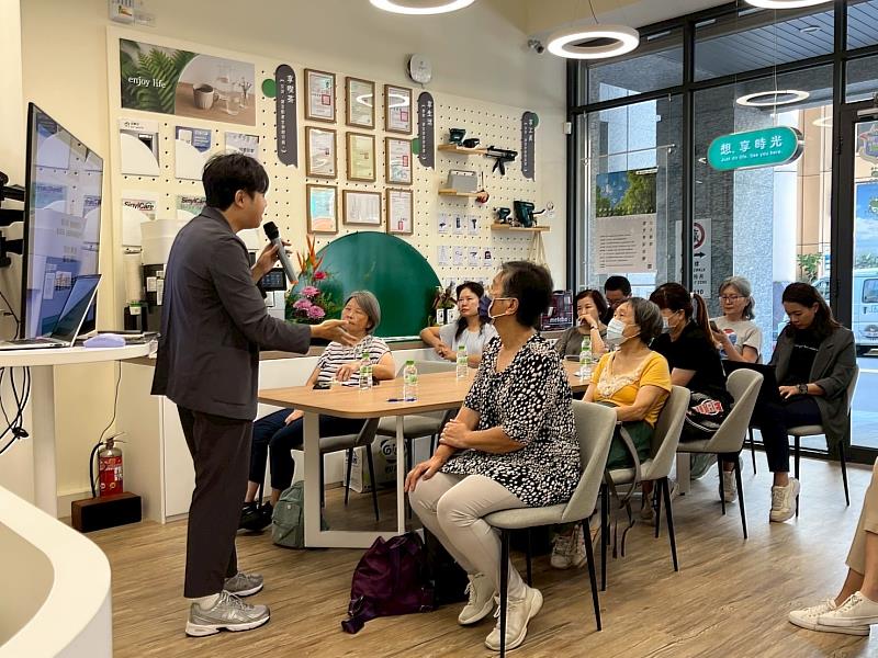 信義居家透過舉行「居住好生活」系列講座，邀約2025信義居家認證合作專業廠商，陪伴樂齡長者面對生活的不同面向課題。