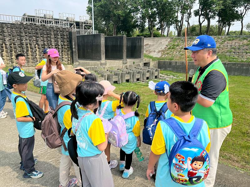 南華大學帶領嘉義縣黎明國小學生至戶外場域進行環境教育課程,參訪大埤抽水站環境教育園區。