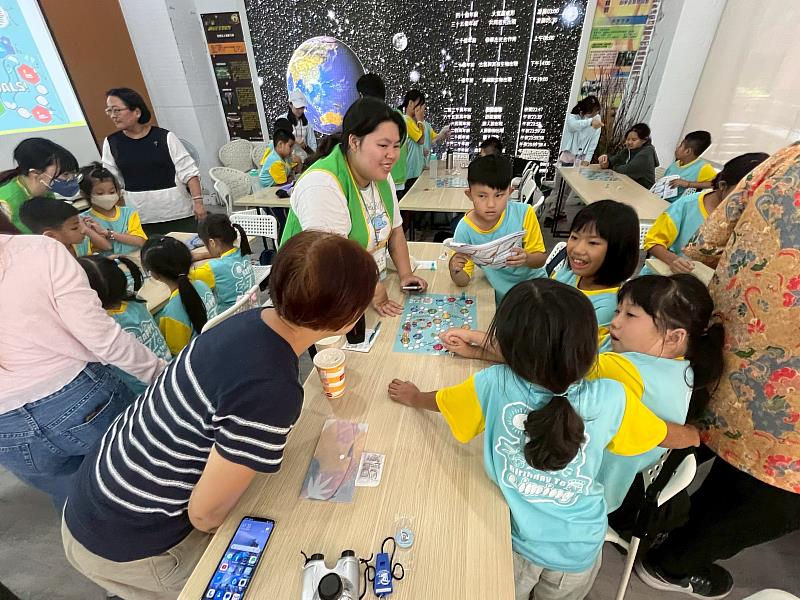 南華大學帶領嘉義縣黎明國小學生至戶外場域進行環境教育課程,運用桌遊結合聯合國永續發展目標。