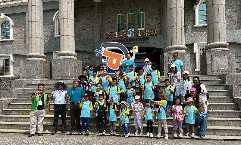 南華大學帶領嘉義縣黎明國小學生至戶外場域進行環境教育課程,參訪大埤抽水站環境教育園區並合影。