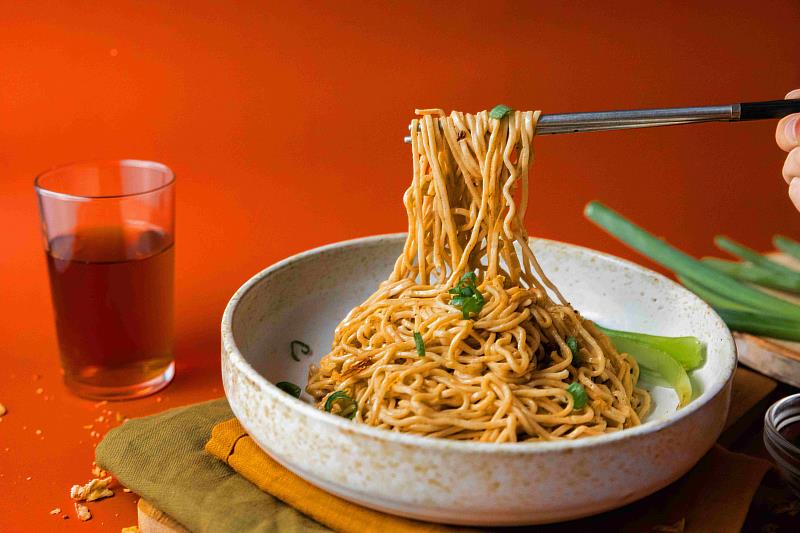 日日好食獨家研發「好控麵」減少澱粉、增加蛋白質和膳食纖維，7分鐘快煮就能高效上桌，成為日常飲控神隊友。（資料來源：日日好食）