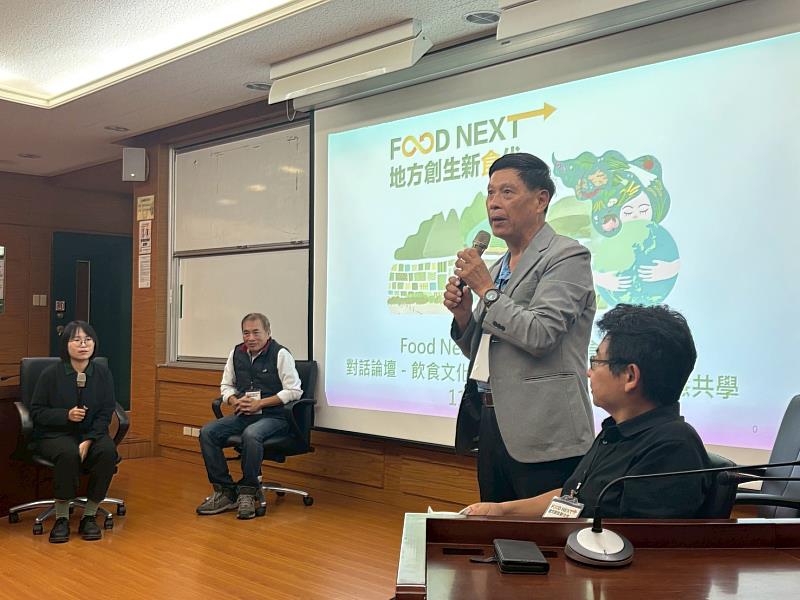 財團法人竹塹文教基金會蔡榮光秘書長主持上午論壇