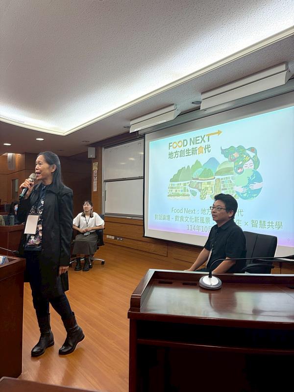 劉戀文化基金會董事卿敏良老師主持下午論壇