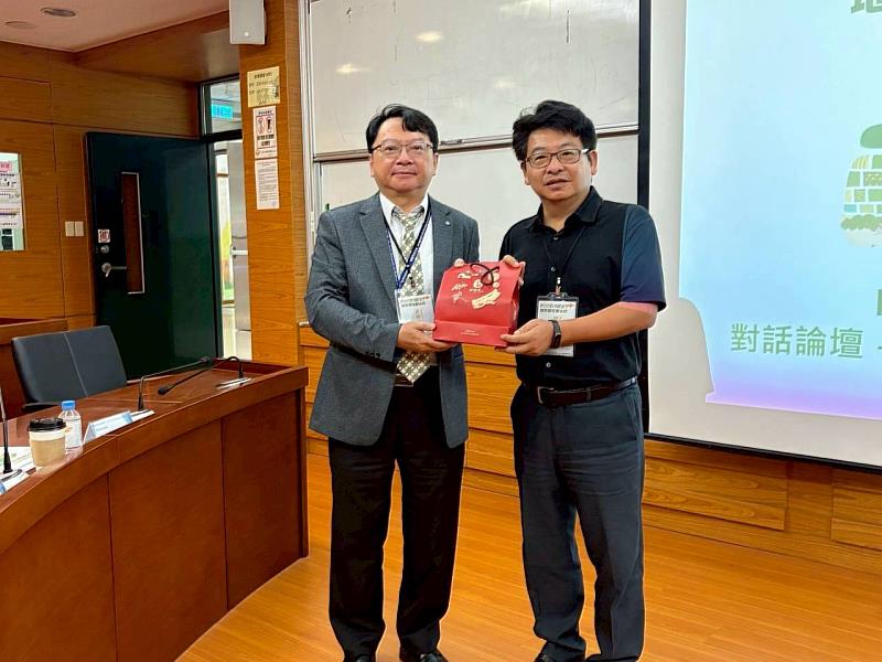 竹美館葉于正館長(右)與明新科技大學呂銘峯校長合照