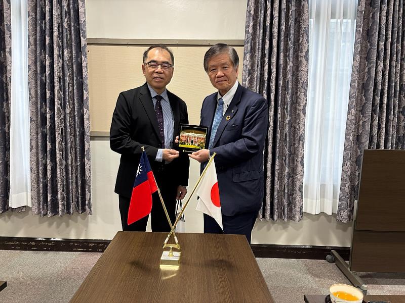 熊本大學是長榮大學國際合作的重要夥伴之一，（左）為長榮大學董事長陳信良