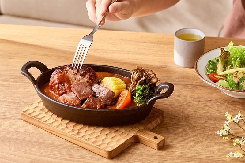 「和牛漢堡排佐炙烤牛排」厚實多汁的和牛漢堡排與炙烤牛排，搭配主廚特製的濃郁紅醬，風味層次分明。