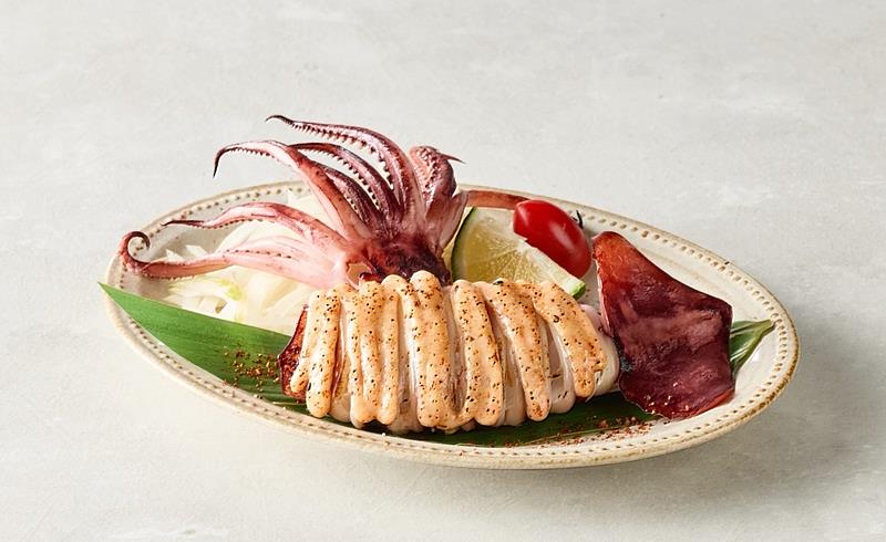 即日起至12/20，憑社群活動畫面內用消費2客（含）以上套餐，就招待「明太子炙烤魷魚」。