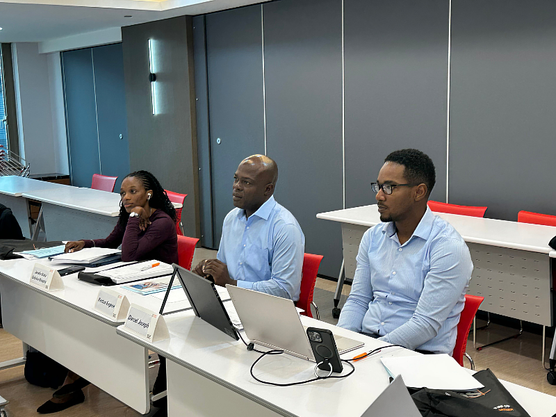 露國學員認真聽講