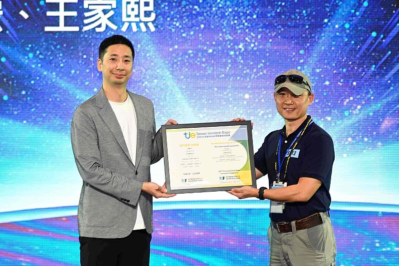 建築系邱國維教授(右1)的「空氣濾淨系統」不僅拿下銅牌獎，更以獨特仿生設計理念與環境永續潛力，獲明門集團頒發「企業特別獎」。