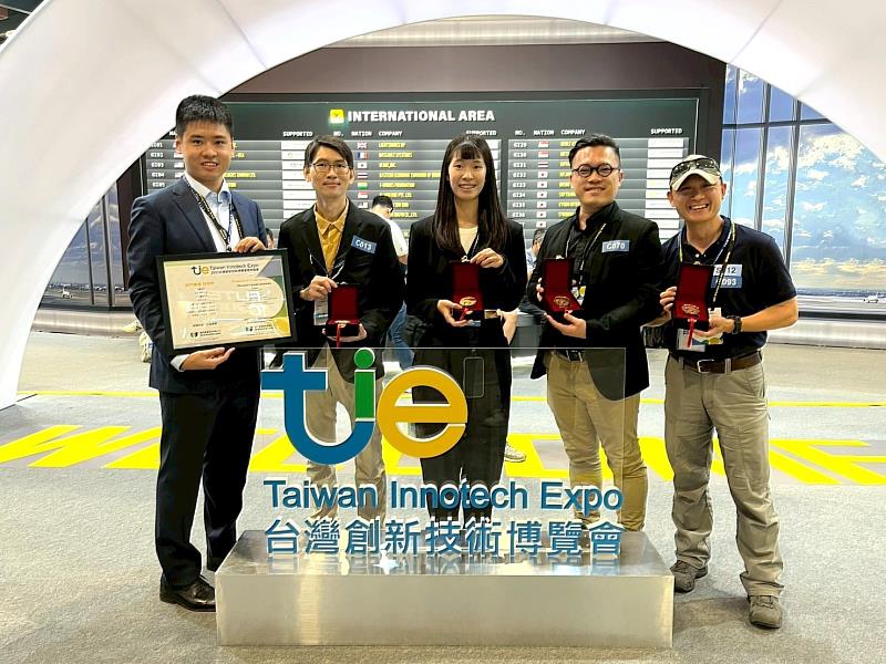 東海大學於全國最具規模的科研盛會「台灣創新技術博覽會」中,勇奪一金三銅及企業特別獎五項大獎。(左2)企管系張譽騰教授、(右2)化材系李冠廷教授