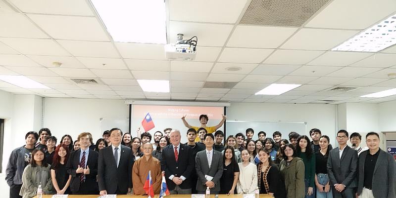 巴拉圭駐華大使傅達耀蒞臨佛光大學,關懷42名華語生深化國際教育交流。