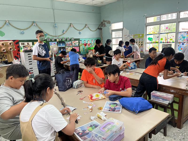 藝術家以甜為題，以校園為創作場域，從生活切入歷史，透過與孩子們的合作，讓藝術成為世代之間的對話
