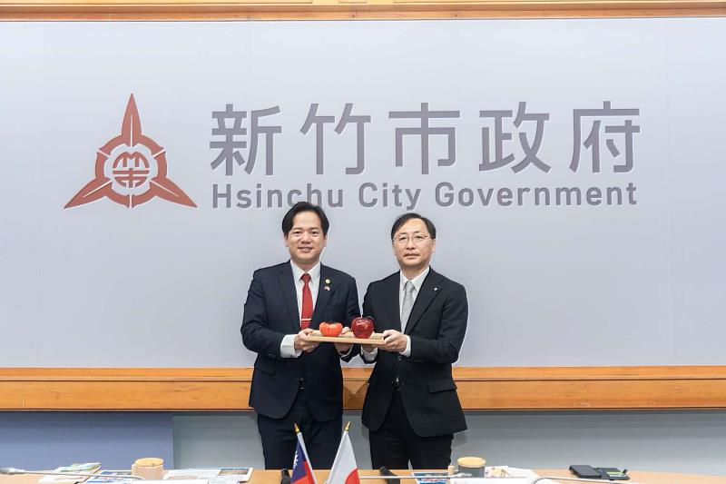 邱代理市長與肌野部長相互致贈禮品。