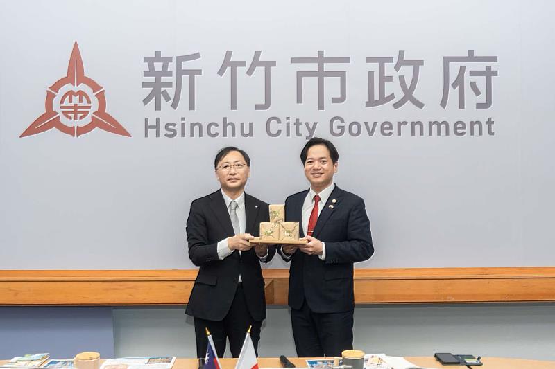 邱代理市長與肌野部長相互致贈禮品。