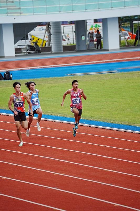 休運系四年級魏浩倫(右1)於全運會中展現專業訓練成果