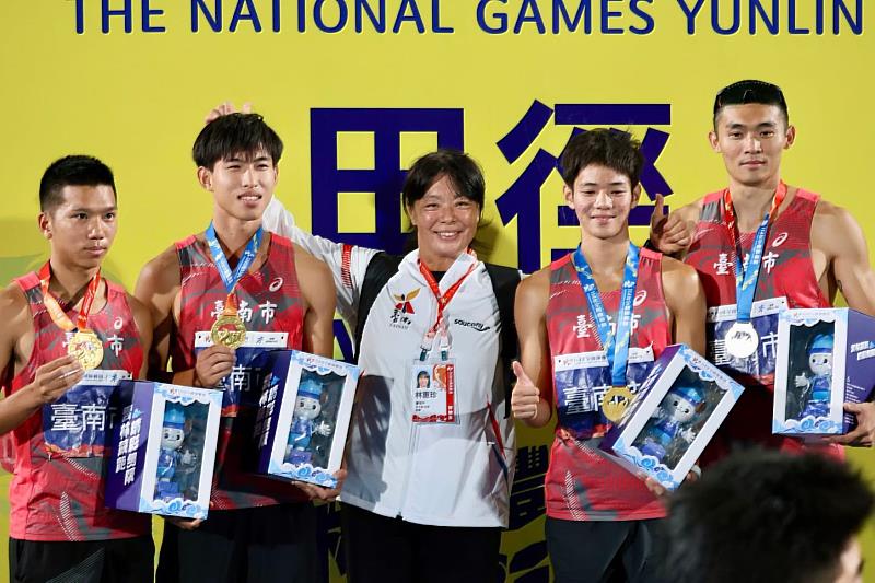 休運系四年級魏浩倫(左1)組隊參與114年全運會，拿下男子組田徑「4×100公尺接力賽」冠軍
