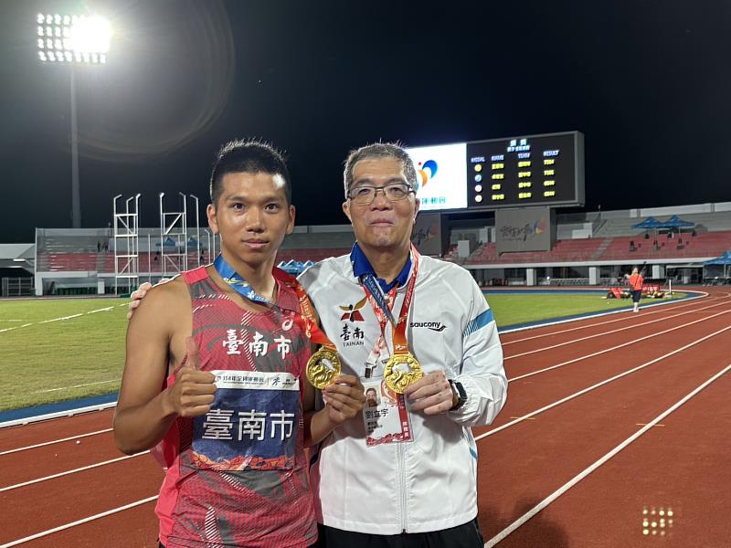 臺南大學劉立宇教練(右)協助學生訓練,與魏浩倫(左)合影