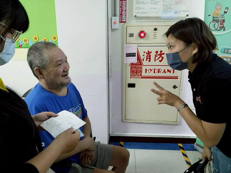 社工員定期訪視,並安排各項資源聯結