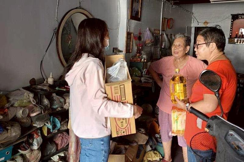 社工員走入社區的每個角落,串連各界的愛心資源