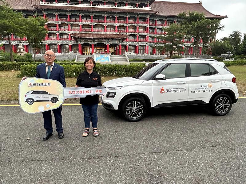 高雄大發扶輪社呂博進社長(左)捐贈伊甸基金會一台多功能服務交通車,由伊甸基金會高雄區曾雅鈴區長代表接受