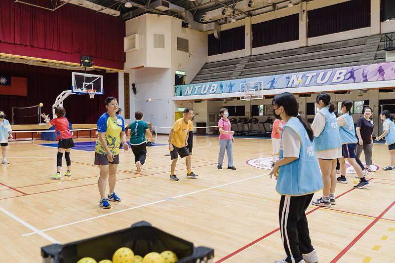 課程特別舉辦「青銀共好：樂齡匹克球友誼賽」，邀請長輩們與大學生一同參與。