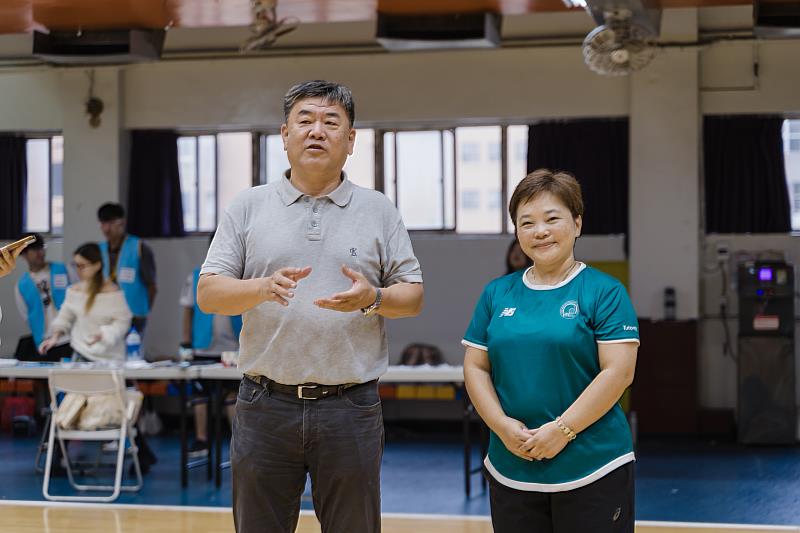 北商大李昭慶副校長(左)鼓勵師生與長者們投入運動行列，享受健康人生。劉雅文教授(右)也表示希望學生與長輩們能在課程中共同學習與成長。