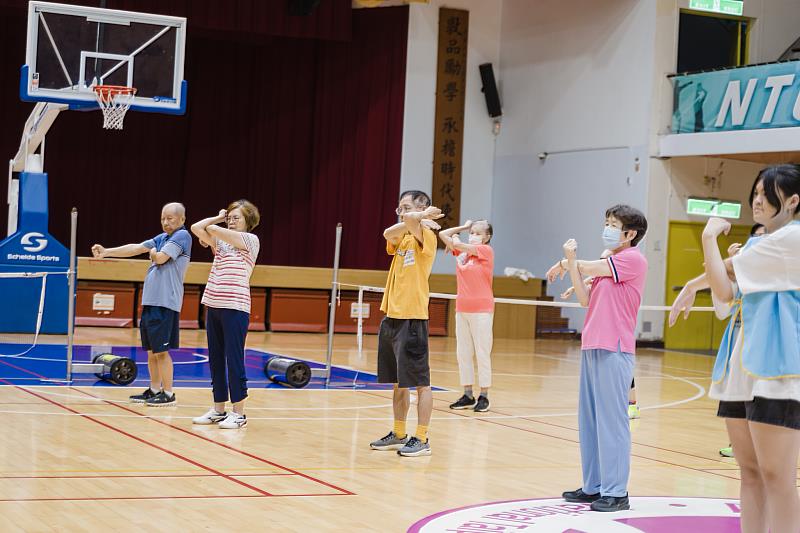 長輩們積極參與北商大開設的樂齡運動課程。