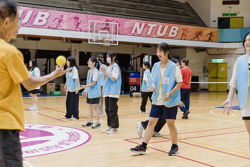 學生們透過服務與陪伴學習培養責任感，從中體會運動家的「尊重」、「平等參與」與「團隊合作」等精神。