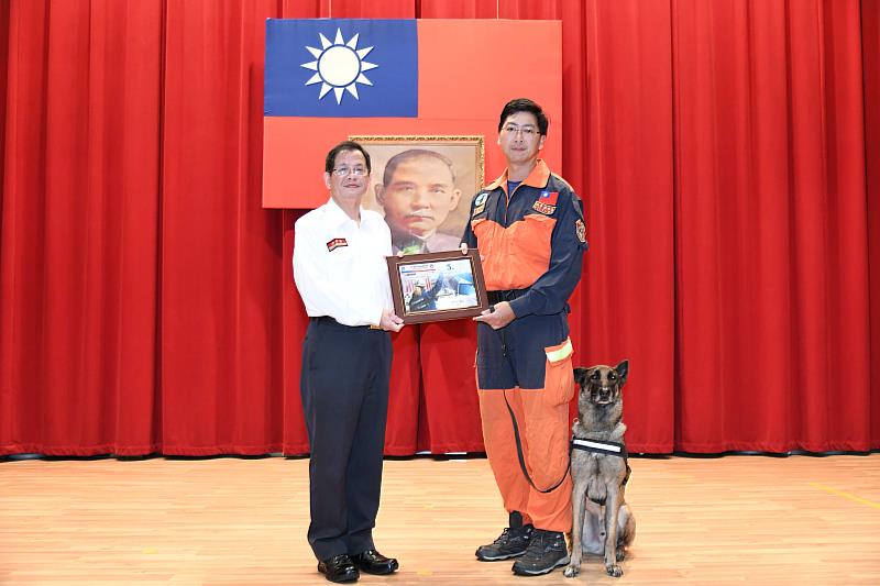 新北消防搜救犬征戰「搜救犬世界盃」獲世界第五佳績 獻獎表揚