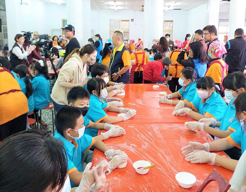 圖2 獅潭鄉內4所國中小學生,共同參與傳統新丁粄印製與彩繪教學,了解其文化意涵