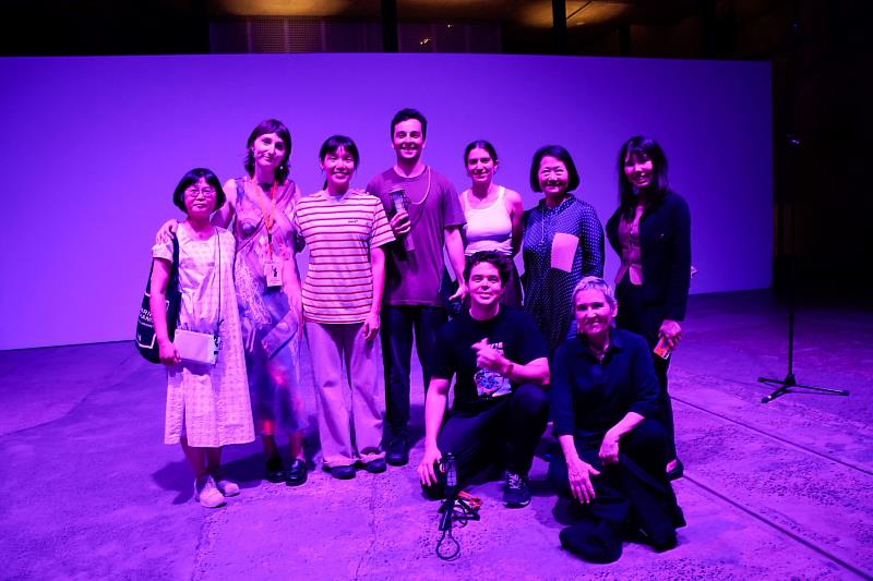 《我記得住機器記住我記住的》團隊表演者李明潔(後排左3)、Nasim Patel(後排左4)、Roslyn Orlando(後排右3)、駐雪梨辦事處文化組長陳芝儀(後排右2)、CLab策展人王惠娟(前排左1)、關鍵路徑策展人Matt Cornell(前排右2)等合影。(Baï LEE攝影、駐雪梨辦事處文化組提供)