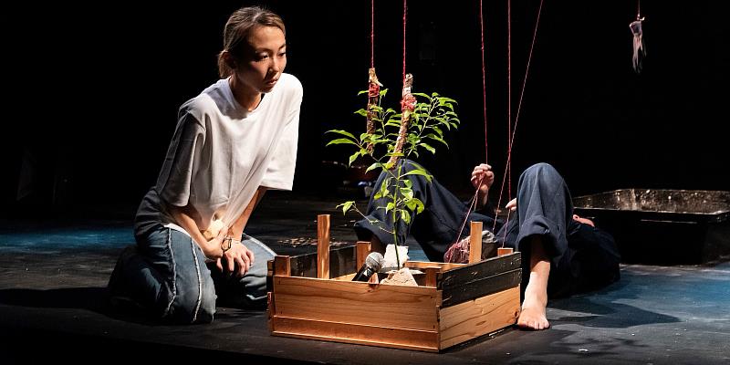 《黏著的手、縫合的山體》宣傳照。(Performance Space提供)