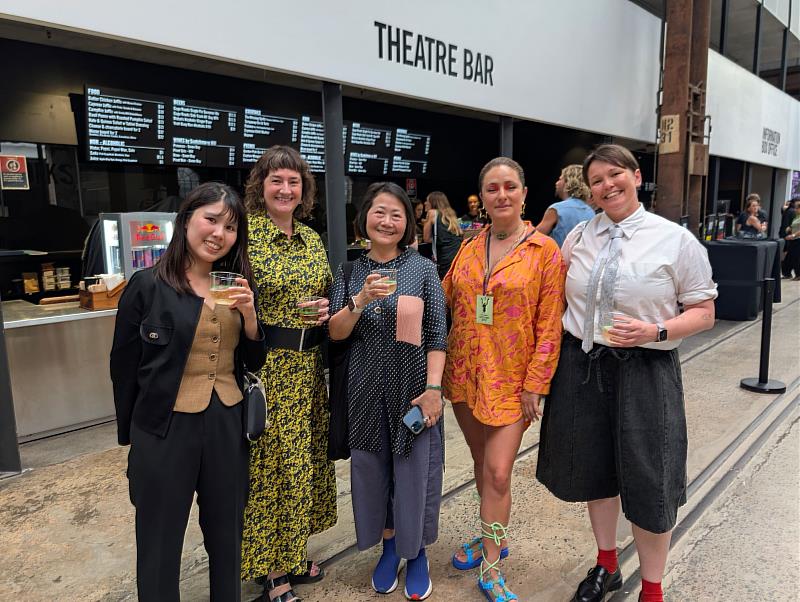 藝術節主辦單位「表演空間」執行長Vanessa Lloyd (左2)、藝術總監Kate Britton(右1)、駐雪梨辦事處文化組長陳芝儀(中)等合影。(駐雪梨辦事處文化組提供)