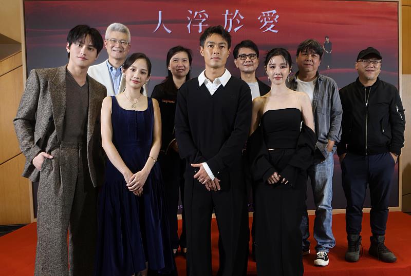 台灣大哥大共同出品的愛情影集《人浮於愛》，今(23)日舉辦開播記者會，台灣大哥大新媒體事業副總經理李芃君(後排左2)攜手主創團隊及主演群共同出席，現場氣氛熱烈。