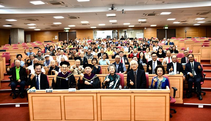 暨大頒授李謀誠名譽管理學博士學位典禮儀式,全體來賓合影。