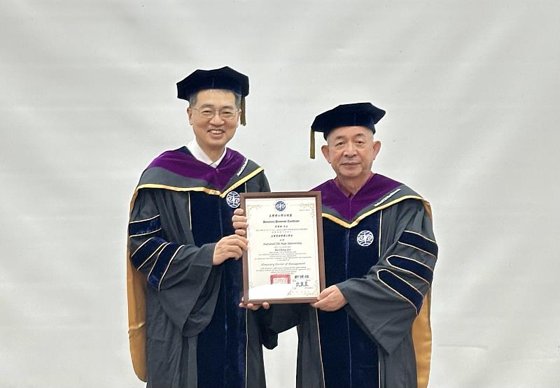 暨大校長武東星(左),頒予李謀誠(右)名譽管理學博士學位。