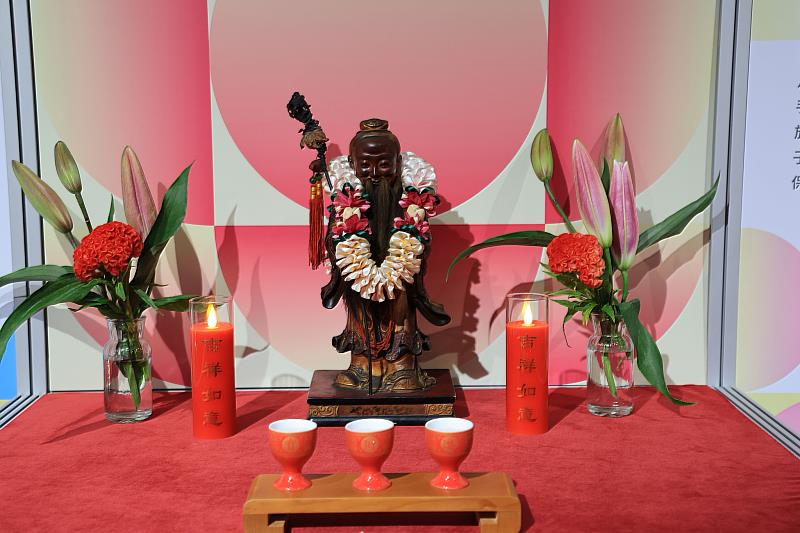 在眾嘉賓的陪同下，正式恭請月老上桌，象徵月老即日起於華文朗讀節展區駐點，為活動增添浪漫與祝福。