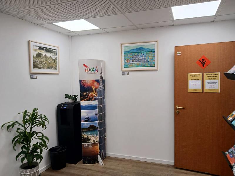 左畫作：莊連東，〈野柳地質公園〉，水墨紙本，2024年；右畫作：趙國宗，〈觀音山〉，油彩畫布，2024年