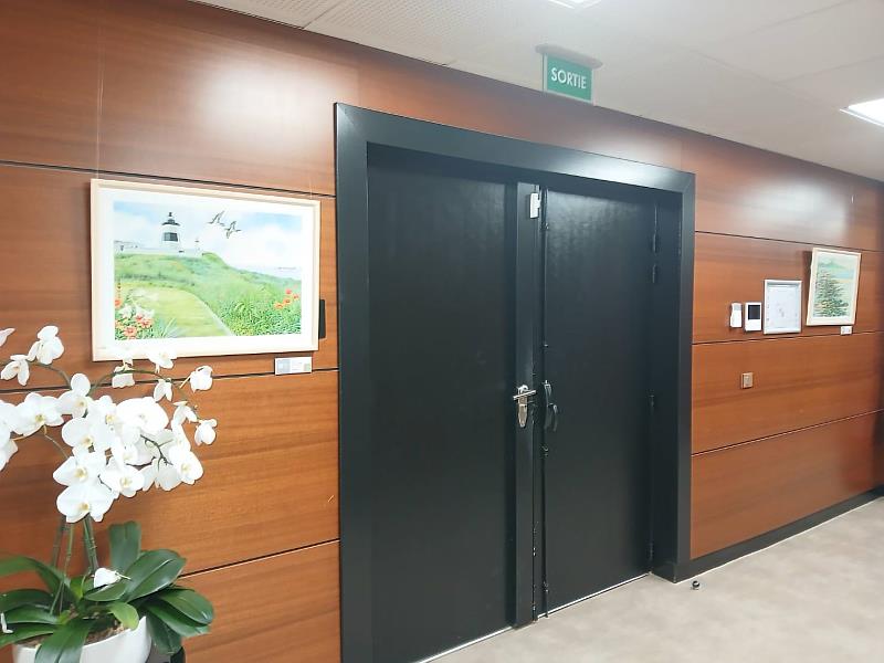 左畫作：柯鴻圖，〈富貴角燈塔〉，水彩紙本，2024年；右畫作：林磐聳，〈自然韻律，石門老梅綠石槽〉，水墨紙本，2024年