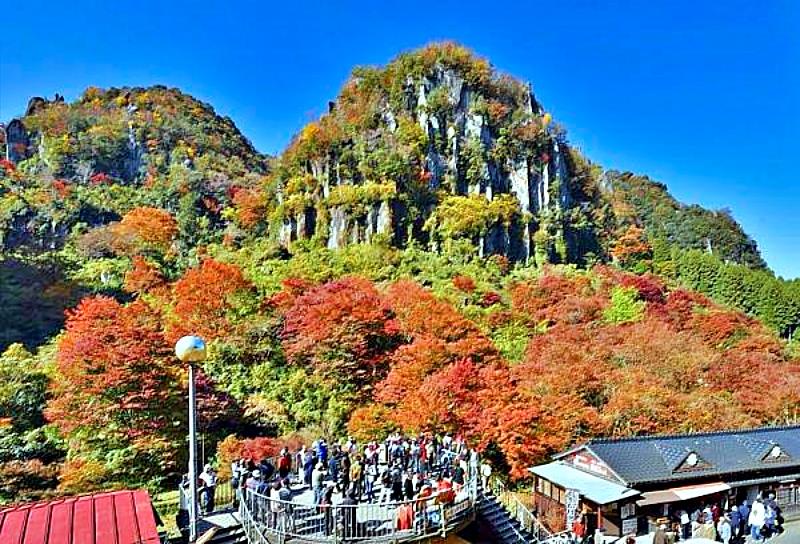 「一目八景」一次將「海望嶺・仙人岩・嘯猿山・夫婦岩・群猿山・烏帽子岩・雄鹿長尾嶺・鷲之巢山」等八處景致盡收眼底